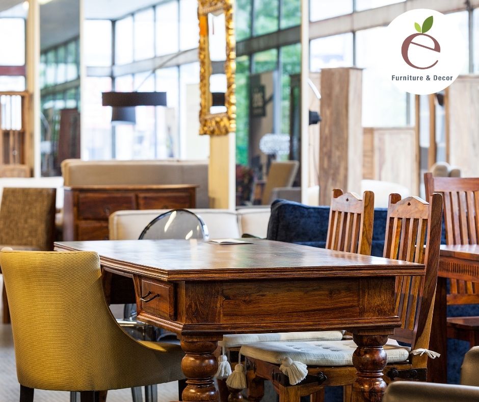 Khi mua bàn ghế gỗ kiểu xưa cho gia đình nên lưu ý không gian căn nhà 