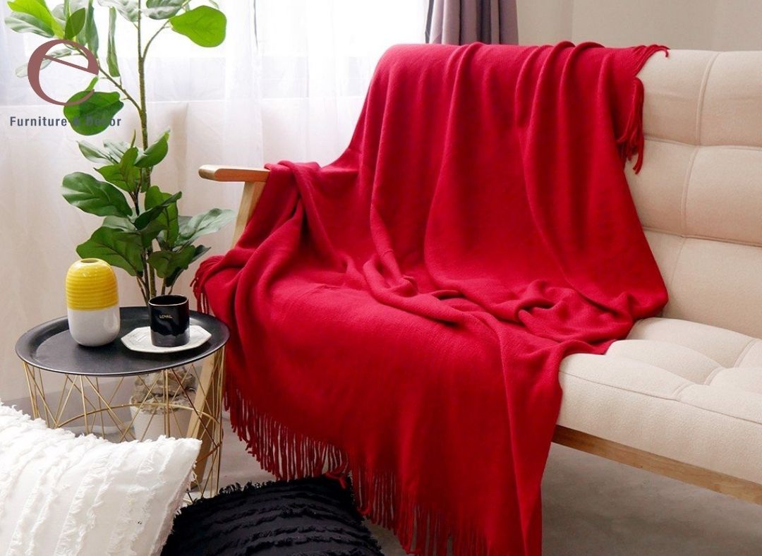 Đơn giản, dễ sử dụng và dễ dàng vệ sinh là ưu điểm của thảm phủ ghế sofa này 